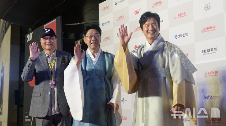 [전주=뉴시스] 김얼 기자 = 전주국제영화제 정준호(오른쪽) 집행위원장과 우범기(가운데) 조직위원장 민성욱 집행위원장이 이 29일 전북 전주시 한국소리문화의 전당에서 열린 제27회 전주국제영화제 개막식에 참석해 기념촬영을 하고 있다. 2026.04.29. pmkeul@newsis.com