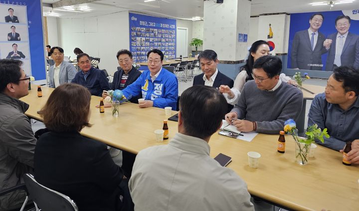 [화성=뉴시스]정명근 더불어민주당 화성시장 후보가 29일 선거사무소를 방문한 소부장 AI융합 기술협의회 회원들과 간담회를 진행하고 있다. (사진=정명근 후보 선거사무소 제공) 2026.04.29. photo@newsis.com *재판매 및 DB 금지