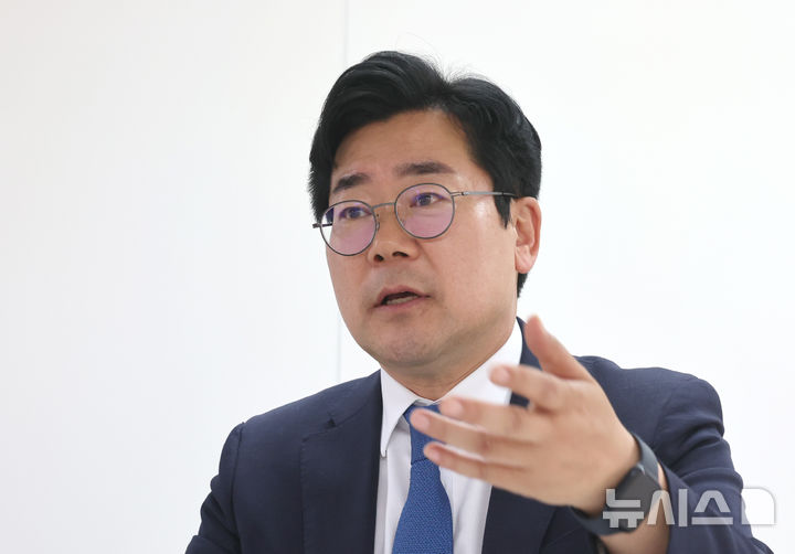 [인천=뉴시스] 전진환 기자 = 박찬대 더불어민주당 인천시장 후보가 29일 인천 미추홀구 소재 자신의 사무소에서 뉴시스와 인터뷰를 하고 있다. 2026.04.29. amin2@newsis.com