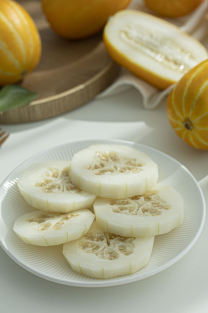 [서울=뉴시스] 참외 씨를 먹는 남편의 식습관을 두고 가정환경의 차이를 느꼈다는 한 아내의 사연이 전해져 온라인상에서 논란이 일고 있다. (사진=유토이미지)