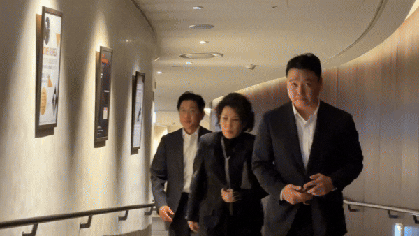 [서울=뉴시스] 권민지 기자 = 정유경 신세계 회장도 한지희 플루티스트의 데뷔 앨범 발매 기념 콘서트에 참석하고, 공연이 끝난 후 대기실을 방문했다. 2026.04.29. ming@newsis.com *재판매 및 DB 금지