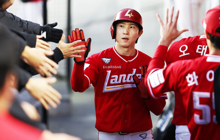 [서울=뉴시스] 프로야구 SSG 랜더스의 박성한이 29일 대전 한화생명볼파크에서 열린 2026 신한 쏠 KBO리그 한화 이글스와의 경기에서 득점을 올린 뒤 동료들의 축하를 받고 있다. (사진=SSG 랜더스 제공) 2026.04.29. *재판매 및 DB 금지