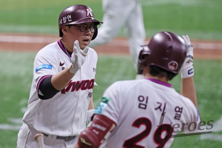 [서울=뉴시스] 프로야구 키움 히어로즈의 안치홍이 25일 서울 고척스카이돔에서 열린 2026 신한 쏠 KBO리그 삼성 라이온즈전에서 안타를 친 뒤 베이스를 돌고 있다. (사진=키움 히어로즈 제공) 2026.04.25. *재판매 및 DB 금지