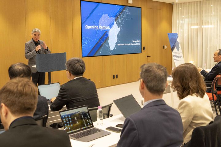 [서울=뉴시스] 정병혁 기자 = 성 김 현대차그룹 전략기획담당 사장이 지난 28일 서울 서초구 현대자동차 양재 사옥에서 열린 ‘SOAS CSST 연구 성과 보고회’에서 인사말을 하고 있다. (사진=현대차·기아 커뮤니케이션센터 제공) 2026.04.29. photo@newsis.com *재판매 및 DB 금지