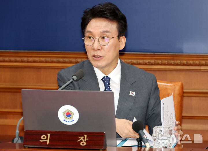 [서울=뉴시스] 추상철 기자 = 김민석 국무총리가 29일 오전 서울 종로구 정부서울청사에서 열린 임시국무회의 겸 비상경제본부회의를 주재하고 있다. 2026.04.29. scchoo@newsis.com