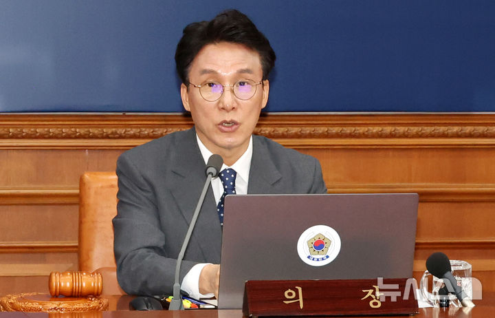 [서울=뉴시스] 추상철 기자 = 김민석 국무총리가 29일 오전 서울 종로구 정부서울청사에서 열린 임시국무회의 겸 비상경제본부회의를 주재하고 있다. 2026.04.29. scchoo@newsis.com