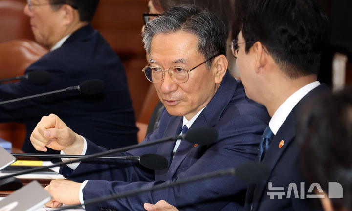 [서울=뉴시스] 추상철 기자 = 정성호 법무부 장관이 1일 노동절을 맞아 "임금체불이나 부당한 노동 행위로 눈물짓는 국민이 없도록 '억강부약'의 자세로 민생 법치를 실천하겠다"고 했다. 사진은 정 장관. 2026.05.01. scchoo@newsis.com