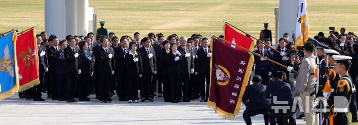 [서울=뉴시스] 홍효식 기자 = 추미애 더불어민주당 경기도지사 후보와 경기도 31개 시·군 기초단체장 후보자들이 29일 오전 서울 동작구 국립서울현충원을 찾아 참배를 위해 현충탑으로 향하며 국기에 대한 경례를 하고 있다. 2026.04.29. yesphoto@newsis.com