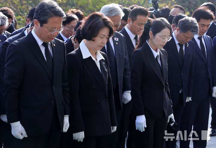 [서울=뉴시스] 홍효식 기자 = 추미애 더불어민주당 경기도지사 후보가 29일 오전 서울 동작구 국립서울현충원을 찾아 현충탑에 묵념하고 있다. 2026.04.29. yesphoto@newsis.com