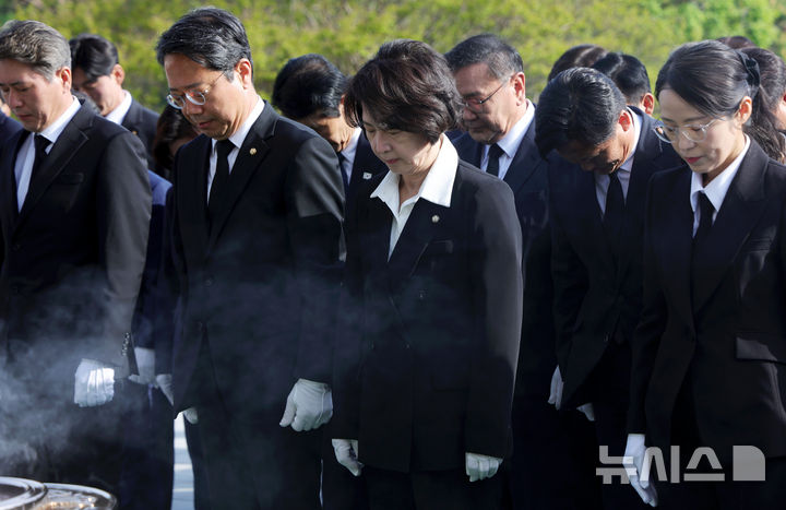 [서울=뉴시스] 홍효식 기자 = 추미애 더불어민주당 경기도지사 후보가 29일 오전 서울 동작구 국립서울현충원을 찾아 현충탑에 묵념하고 있다. 2026.04.29. yesphoto@newsis.com