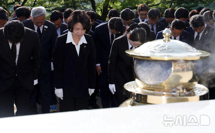 [서울=뉴시스] 홍효식 기자 = 추미애 더불어민주당 경기도지사 후보가 29일 오전 서울 동작구 국립서울현충원을 찾아 고(故) 김대중 대통령 묘역에서 참배하고 있다. 2026.04.29. yesphoto@newsis.com