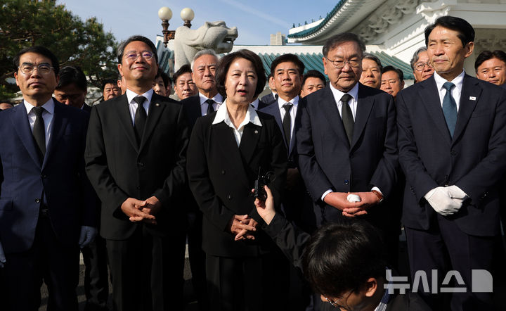 [서울=뉴시스] 홍효식 기자 = 추미애 더불어민주당 경기도지사 후보가 29일 오전 서울 동작구 국립서울현충원을 찾아 현충탑에 참배를 마친 뒤 발언하고 있다. 2026.04.29. yesphoto@newsis.com