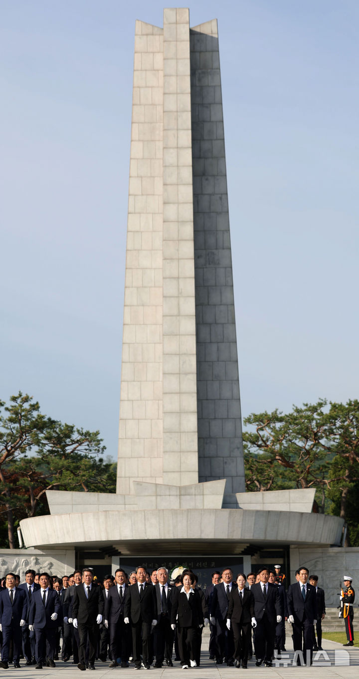 [서울=뉴시스] 홍효식 기자 = 추미애 더불어민주당 경기도지사 후보와 경기도 31개 시·군 기초단체장 후보자들이 29일 오전 서울 동작구 국립서울현충원을 찾아 현충탑에 참배를 마친 뒤 이동하고 있다. 2026.04.29. yesphoto@newsis.com