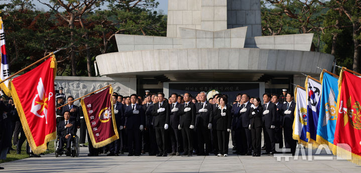 [서울=뉴시스] 홍효식 기자 = 추미애 더불어민주당 경기도지사 후보와 경기도 31개 시·군 기초단체장 후보자들이 29일 오전 서울 동작구 국립서울현충원을 찾아 현충탑에 참배를 마친 뒤 국기에 대한 경례를 하고 있다. 2026.04.29. yesphoto@newsis.com