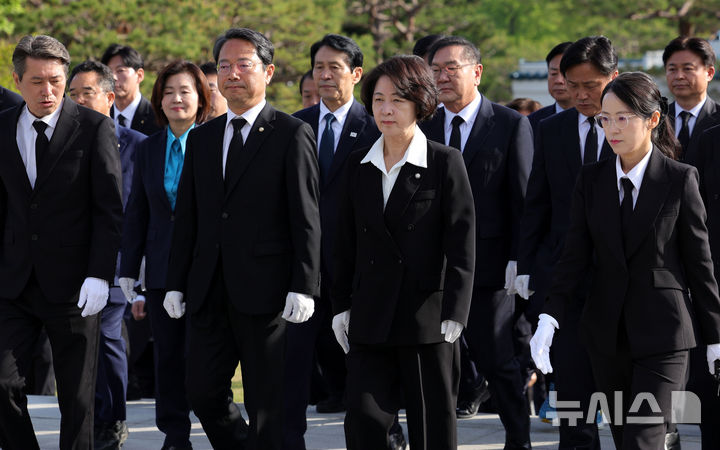 [서울=뉴시스] 홍효식 기자 = 추미애 더불어민주당 경기도지사 후보와 경기도 31개 시·군 기초단체장 후보자들이 29일 오전 서울 동작구 국립서울현충원을 찾아 참배를 위해 현충탑으로 향하고 있다. 2026.04.29. yesphoto@newsis.com