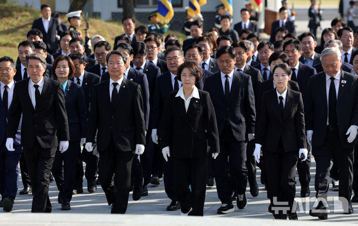 [서울=뉴시스] 홍효식 기자 = 추미애 더불어민주당 경기도지사 후보와 경기도 31개 시·군 기초단체장 후보자들이 29일 오전 서울 동작구 국립서울현충원을 찾아 참배를 위해 현충탑으로 향하고 있다. 2026.04.29. yesphoto@newsis.com