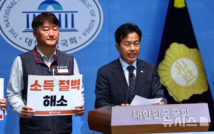 [서울=뉴시스] 김명년 기자 = 윤종오 진보당 원내대표가 29일 오전 서울 여의도 국회 소통관에서 열린 65세 정년연장 상반기 입법 촉구 민주노총 기자회견에서 발언하고 있다. 2026.04.29. kmn@newsis.com