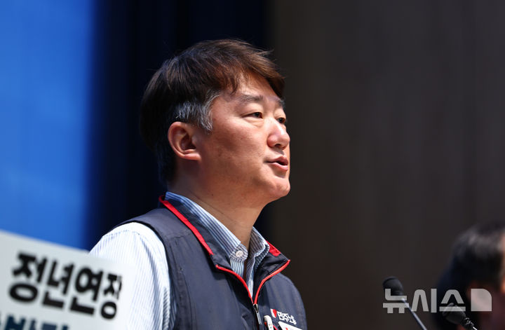 [서울=뉴시스] 김명년 기자 = 양경수 민주노총 위원장이 29일 오전 서울 여의도 국회 소통관에서 열린 65세 정년연장 상반기 입법 촉구 민주노총 기자회견에서 발언하고 있다. 2026.04.29. kmn@newsis.com