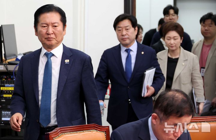 [서울=뉴시스] 조성봉 기자 = 정청래 더불어민주당 대표와 최고위원들이 29일 오전 서울 여의도 국회에서 열린 최고위원회의에 참석하고 있다. 2026.04.29. suncho21@newsis.com