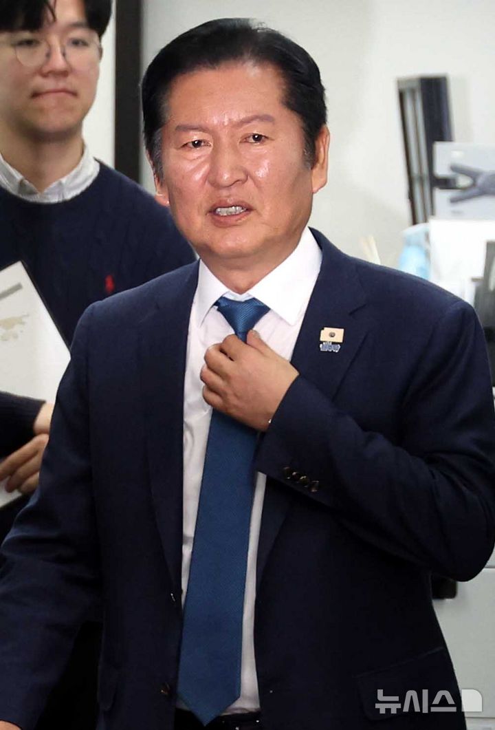 [서울=뉴시스] 조성봉 기자 = 정청래 더불어민주당 대표가 29일 오전 서울 여의도 국회에서 열린 최고위원회의에 참석하고 있다. 2026.04.29. suncho21@newsis.com