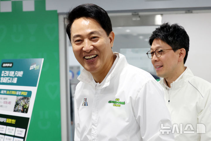 [서울=뉴시스] 박주성 기자 = 오세훈 국민의힘 서울시장 후보가 29일 오전 서울 도봉구 보건소에 마련된 서울체력 9988 도봉센터에서 <삶의질 특별시 서울> 1호 공약 현장 발표를 위해 웃으며 입장하고 있다. 2026.04.29. park7691@newsis.com