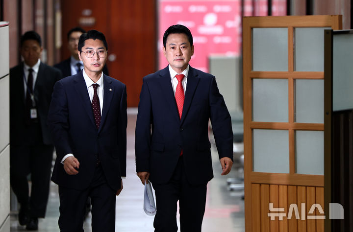 [서울=뉴시스] 김명년 기자 = 장동혁 국민의힘 대표가 29일 오전 서울 여의도 국회에서 지방선거 지역·민생 4대 공약을 발표하기 위해 이동하고 있다. 2026.04.29. kmn@newsis.com