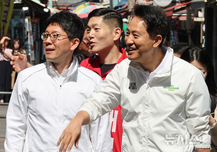 [서울=뉴시스] 박주성 기자 = 오세훈 국민의힘 서울시장 후보가 29일 오전 서울 도봉구 쌍문시장을 방문해 상인들과 웃으며 인사를 나누고 있다. 2026.04.29. park7691@newsis.com