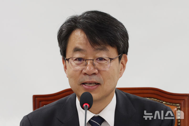 [서울=뉴시스] 고승민 기자 = 박홍배 더불어민주당 의원이 29일 서울 여의도 국회 의원회관에서 열린 '늑구 오월드 탈출사건'으로 본 우리나라 동물원 실태점검 긴급 토론회에서 인사말을 하고 있다. 2026.04.29. kkssmm99@newsis.com