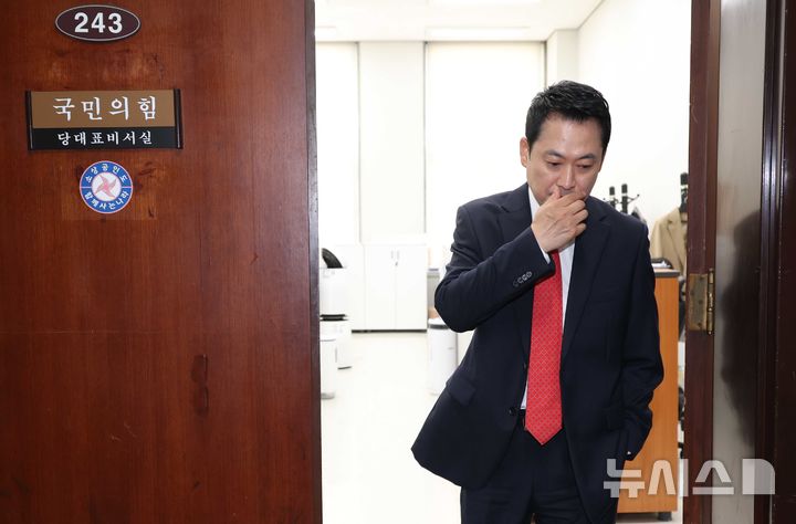 [서울=뉴시스] 조성봉 기자 = 장동혁 국민의힘 대표가 29일 오전 서울 여의도 국회 당대표실에서 추경호 국민의힘 대구시장 후보 면담을 마치고 밖으로 나서고 있다. 2026.04.29. suncho21@newsis.com