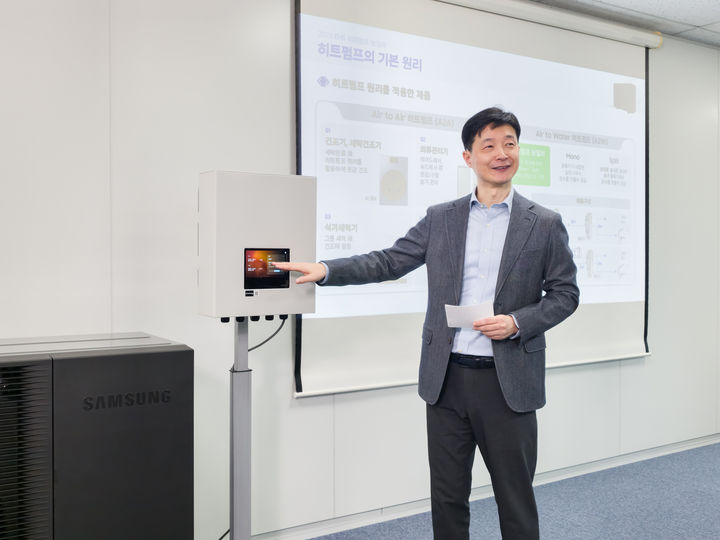 [서울=뉴시스] 정병혁 기자 = 삼성전자가 히트펌프 기술력 집약해 성능과 효율, 탄소 저감을 모두 강화한 한국형 'EHS 히트펌프 보일러' 신제품을 출시했다. 히트펌프 솔루션은 외부의 열 에너지를 흡수해 내부의 열 에너지원으로 활용하는 에너지 전환 솔루션으로, 냉매가 액체와 기체 상태를 오가며 열을 흡수·방출하는 성질을 활용한 '증기 압축 사이클'을 기반으로 작동한다. 사진은 삼성전자 EHS 히트펌프 보일러. (사진=삼성전자 제공) 2026.04.29. photo@newsis.com *재판매 및 DB 금지