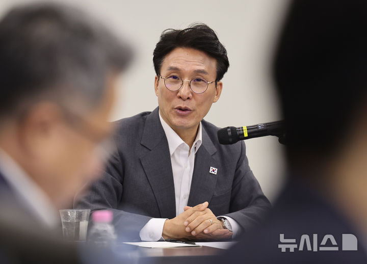 [남양주=뉴시스] 배훈식 기자 = 주택공급 현장행보에 나선 김민석 국무총리가 29일 오전 경기 남양주시 왕숙1지구 건설현장을 찾아 진행상황과 계획에 대한 질문을 하고 있다. 2026.04.29. dahora83@newsis.com