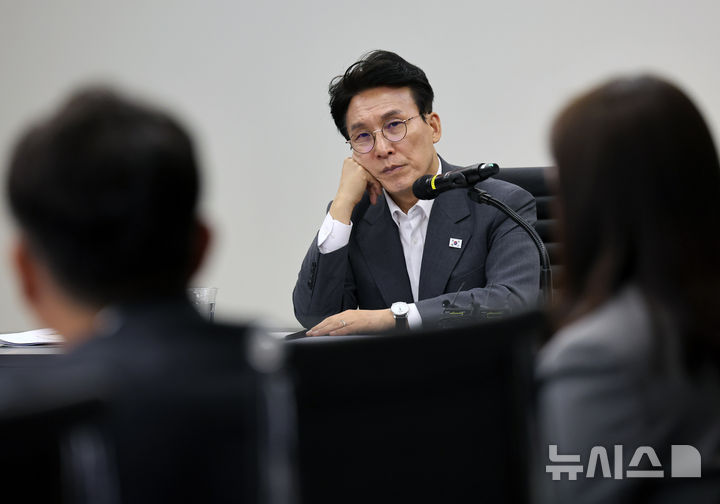 [남양주=뉴시스] 배훈식 기자 = 주택공급 현장행보에 나선 김민석 국무총리가 29일 오전 경기 남양주시 왕숙1지구 건설현장을 찾아 현황 보고를 받고 있다. 2026.04.29. dahora83@newsis.com