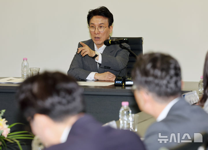 [남양주=뉴시스] 배훈식 기자 = 주택공급 현장행보에 나선 김민석 국무총리가 29일 오전 경기 남양주시 왕숙1지구 건설현장을 찾아 진행상황과 계획에 대한 질문을 하고 있다. 2026.04.29. dahora83@newsis.com