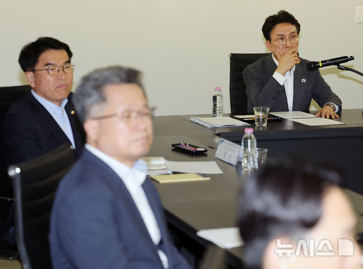 [남양주=뉴시스] 배훈식 기자 = 주택공급 현장행보에 나선 김민석 국무총리가 29일 오전 경기 남양주시 왕숙1지구 건설현장을 찾아 현황 보고를 받고 있다. 2026.04.29. dahora83@newsis.com