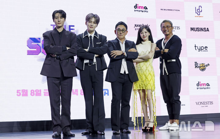 [서울=뉴시스] 김혜진 기자 = 가수 영케이(왼쪽부터), 김재중, 이승철, 웬디, 방송인 추성훈이 29일 오전 서울 마포구 큐브컨벤션센터에서 열린 ENA 음악 프로그램 '더 스카웃 : 다시 태어나는 별' 미디어데이에서 포즈를 취하고 있다. 2026.04.29. jini@newsis.com