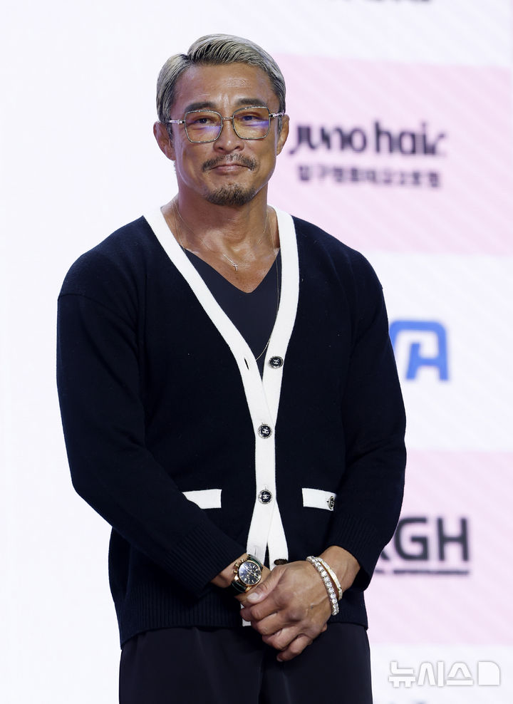 [서울=뉴시스] 김혜진 기자 = 방송인 추성훈이 29일 오전 서울 마포구 큐브컨벤션센터에서 열린 ENA 음악 프로그램 '더 스카웃 : 다시 태어나는 별' 미디어데이에서 포즈를 취하고 있다. 2026.04.29. jini@newsis.com