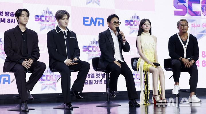 [서울=뉴시스] 김혜진 기자 = 가수 이승철(왼쪽 세번째)이 29일 오전 서울 마포구 큐브컨벤션센터에서 열린 ENA 음악 프로그램 '더 스카웃 : 다시 태어나는 별' 미디어데이에서 포즈를 취하고 있다. 2026.04.29. jini@newsis.com