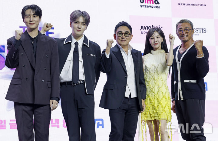 [서울=뉴시스] 김혜진 기자 = 가수 영케이(왼쪽부터), 김재중, 이승철, 웬디, 방송인 추성훈이 29일 오전 서울 마포구 큐브컨벤션센터에서 열린 ENA 음악 프로그램 '더 스카웃 : 다시 태어나는 별' 미디어데이에서 포즈를 취하고 있다. 2026.04.29. jini@newsis.com