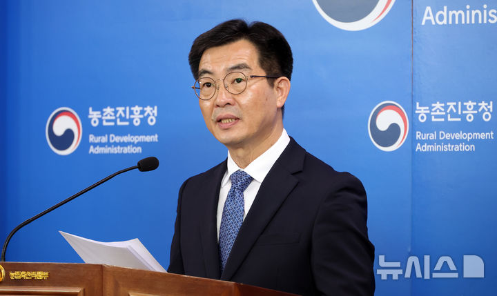 [세종=뉴시스] 강종민 기자 = 성제훈 농촌진흥청 국립농업과학원장이 29일 세종시 정부세종청사에서 전통 양잠산업을 고부가가치 바이오산업으로 전환하기 위해 '누에 스마트 생산시스템'을 개발했다고 밝히고 있다. 2026.04.29. ppkjm@newsis.com