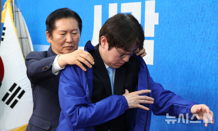 [서울=뉴시스] 김금보 기자 = 하정우 전 청와대 AI미래기획수석이 29일 오전 서울 여의도 국회에서 열린 더불어민주당 2차 인재영입식에서 정청래 당대표로 부터 당점퍼를 받아 입고 있다. 2026.04.29. kgb@newsis.com