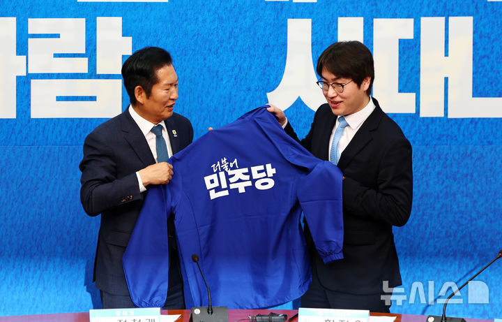 [서울=뉴시스] 김명년 기자 = 하정우 전 청와대 AI 미래기획수석비서관이 29일 오전 서울 여의도 국회에서 열린 더불어민주당 인재영입식에서 정청래 대표와 당 점퍼를 들고 있다. 2026.04.29. kmn@newsis.com