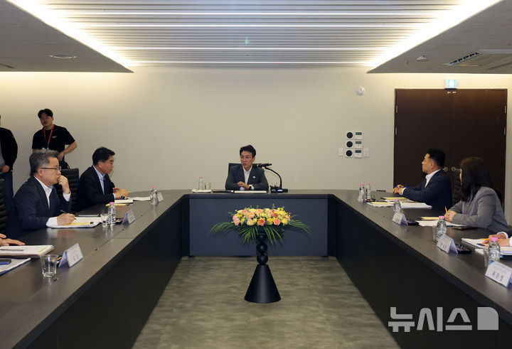 [남양주=뉴시스] 배훈식 기자 = 주택공급 현장행보에 나선 김민석 국무총리가 29일 오전 경기 남양주시 왕숙1지구 건설현장 안전보건센터에서 현황보고를 받고 있다. 2026.04.29. dahora83@newsis.com