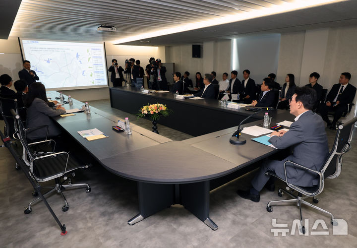 [남양주=뉴시스] 배훈식 기자 = 주택공급 현장행보에 나선 김민석 국무총리가 29일 오전 경기 남양주시 왕숙1지구 건설현장 안전보건센터에서 현황보고를 받고 있다. 2026.04.29. dahora83@newsis.com