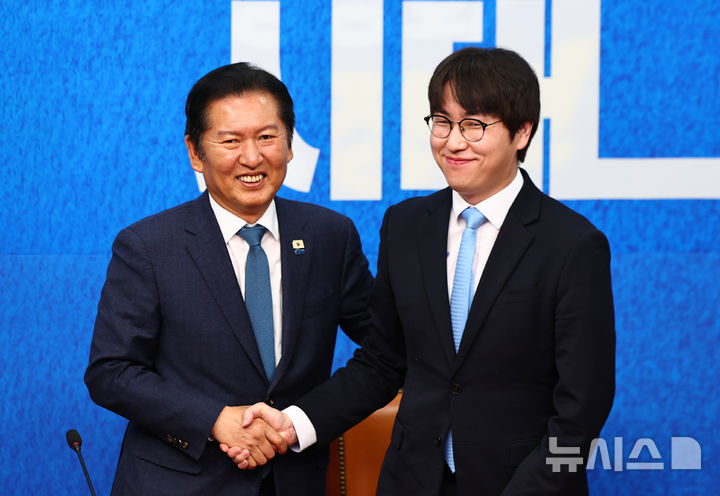 [서울=뉴시스] 김명년 기자 = 하정우 전 청와대 AI 미래기획수석비서관이 29일 오전 서울 여의도 국회에서 열린 더불어민주당 인재영입식에서 정청래 대표와 악수하고 있다. 2026.04.29. kmn@newsis.com