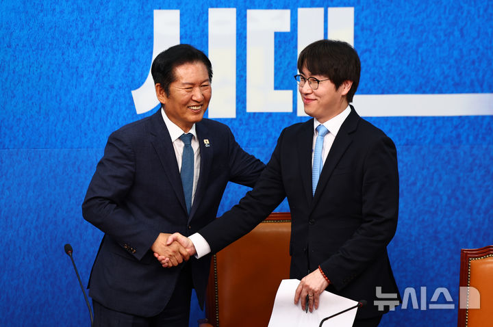 [서울=뉴시스] 김명년 기자 = 하정우 전 청와대 AI 미래기획수석비서관이 29일 오전 서울 여의도 국회에서 열린 더불어민주당 인재영입식에서 정청래 대표와 악수하고 있다. 2026.04.29. kmn@newsis.com