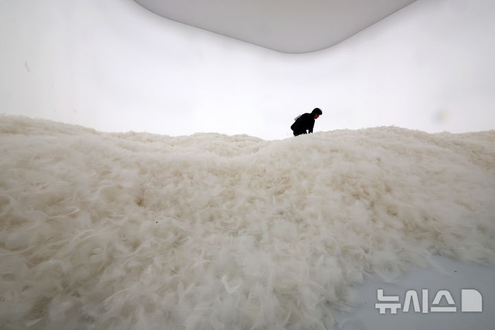 [서울=뉴시스] 박진희 기자 = 리움미술관은 29일 서울 용산구 리움미술관에서 '다른 공간 안으로: 여성 작가들의 공감각적 환경 1956-1976' 기자간담회를 갖고 미국 작가 주디 시카고·로이드 햄롤·에릭 오어(더 룸 컴퍼니)의 작품 '깃털의 방'을 선보이고 있다. 2026.04.29. pak7130@newsis.com