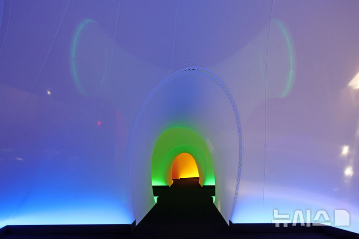 [서울=뉴시스] 박진희 기자 = 리움미술관은 29일 서울 용산구 리움미술관에서 '다른 공간 안으로: 여성 작가들의 공감각적 환경 1956-1976' 기자간담회를 갖고 미국 작가 알렉산드라 카수바의 작품 '스펙트럼 통로'를 선보이고 있다. 2026.04.29. pak7130@newsis.com