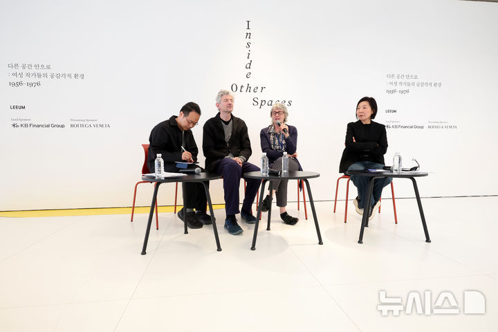 [서울=뉴시스] 박진희 기자 = 리움미술관의 국제기획전 '다른 공간 안으로: 여성 작가들의 공감각적 환경 1956-1976' 최초 기획자인 안드레아 리소니(Andrea Lissoni) 하우스 데어 쿤스트 예술감독, 마리나 푸글리에세(Marina Pugliese) 밀라노 MUDEC 관장, 그리고 김성원 리움미술관 부관장이 29일 서울 용산구 리움미술관에서 기자간담회를 하고 있다. 2026.04.29. pak7130@newsis.com