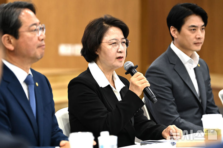[수원=뉴시스] 김종택기자 = 추미애 더불어민주당 경기도지사 후보가 29일 경기 수원시 영통구 경기도의회에서 열린 경기도 국회의원 및 지역위원장 연석회의에 참석해 발언하고 있다. 2026.04.29. jtk@newsis.com