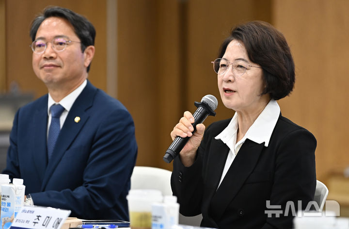 [수원=뉴시스] 김종택기자 = 추미애 더불어민주당 경기도지사 후보가 29일 경기 수원시 영통구 경기도의회에서 열린 경기도 국회의원 및 지역위원장 연석회의에 참석해 발언하고 있다. 2026.04.29. jtk@newsis.com